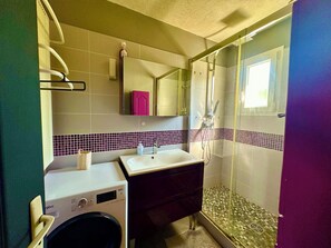 Hair dryer, towels, soap, shampoo - Vacation House in Quiet Village, Welcome to our 3 bedroom countryside retreet (MONNERVILLE)