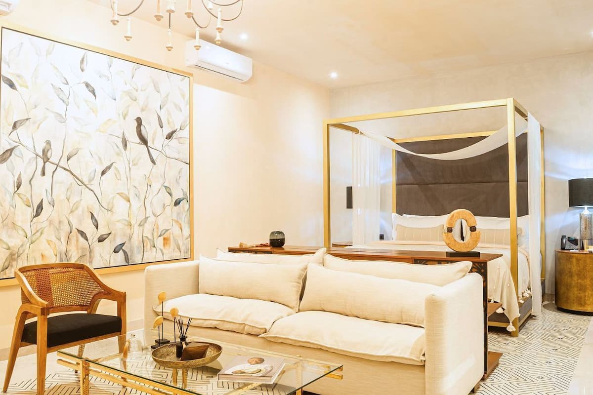 Premium Suite with Bathtub | Egyptian cotton sheets, premium bedding, minibar, in-room safe