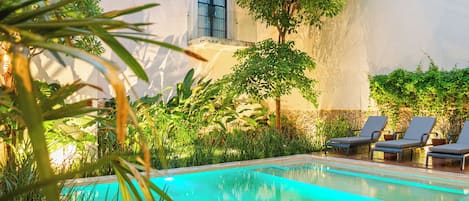 Una piscina al aire libre