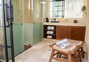 Classic-Zimmer, 1 King-Bett, eigener Pool | Badezimmer | Haartrockner, Bademäntel, Handtücher, Seife