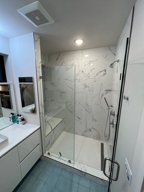 Douche, sĂšche-cheveux, bidet, serviettes fournies