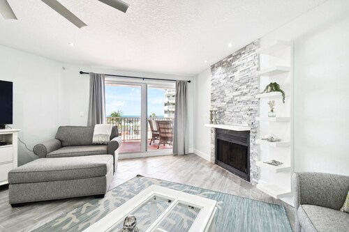 Modern Luxury Ocean & Pool View Condo