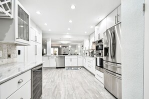 Réfrigérateur, micro-ondes, four, plaque de cuisson