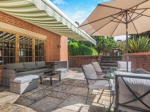 Outdoor dining - 1 bedroom accommodation in Over Wallop, near Stockbridge (Over Wallop, near Stockbridge)