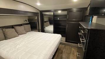 3 室のベッドルーム、デスク、アイロン / アイロン台、旅行用ベビーベッド