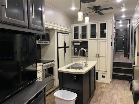 Fridge, microwave, oven, stovetop. 2-bedroom RV near Boca Grand with WiFi, fitness room and pool