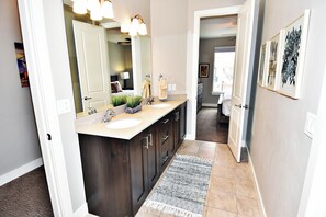 奢華獨棟房屋, 山景 | 浴室 | 獨立浴缸和淋浴設備、毛巾、肥皂、洗髮精