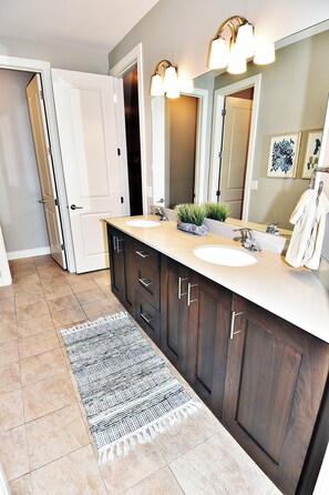 Luxury House, Mountain View | Bathroom | Separate tub and shower, towels, soap, shampoo - Entrada at Moab 429 (Moab)
