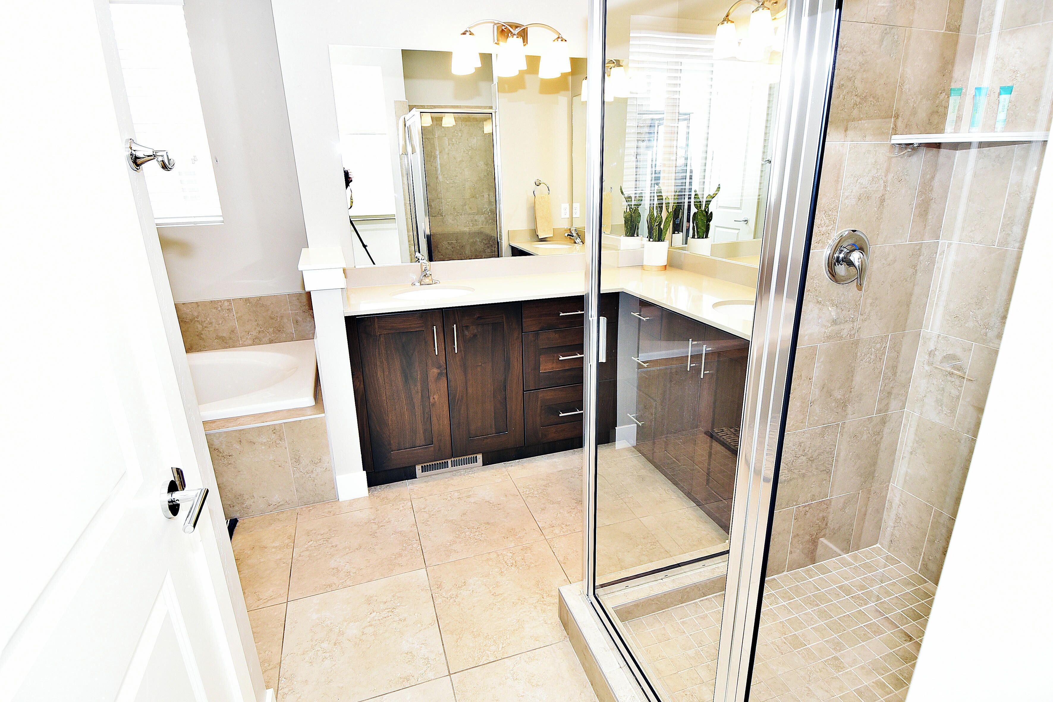 Luxury House, Mountain View | Bathroom | Separate tub and shower, towels, soap, shampoo