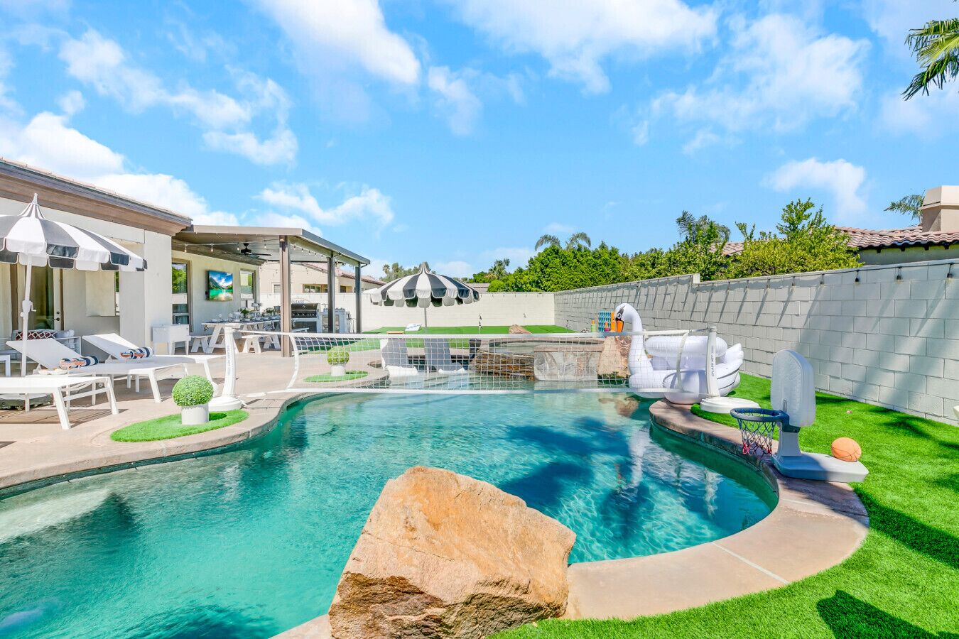 室外游泳池，恒温泳池