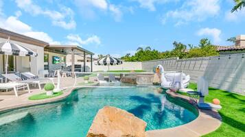 Alberca al aire libre y alberca climatizada