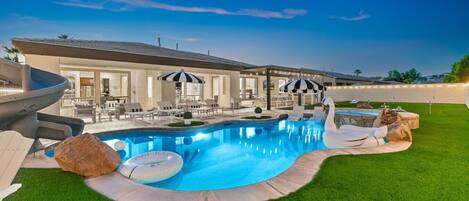 Una piscina al aire libre, una piscina climatizada