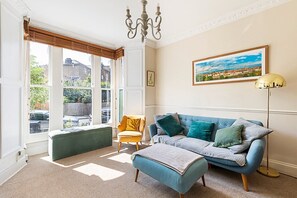 Apartment | Living room | 1-inch TV with digital channels - Charming London Retreat (London)