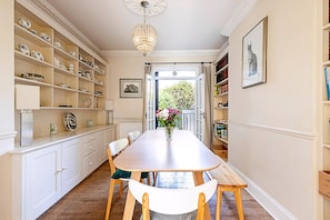Apartment | Private kitchen - Charming London Retreat (London)