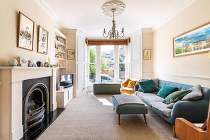 Appartement | Woonkamer | Een 1-inch televisie met digitale zenders