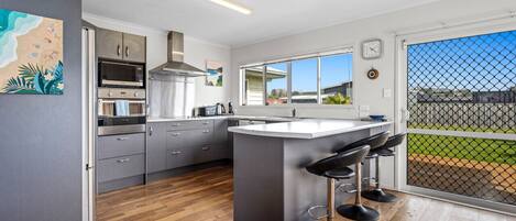 KĂŒhlschrank, Mikrowelle, Ofen, Herdplatte