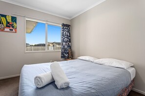 4 bedrooms, travel cot, bed sheets