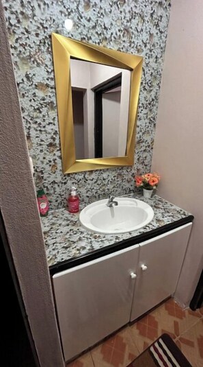 Toallas, jabón, papel de baño 