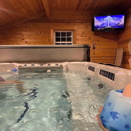 Pool. Cozy twin and full bed cabin complete with WiFi, fitness room in superb Aladdin