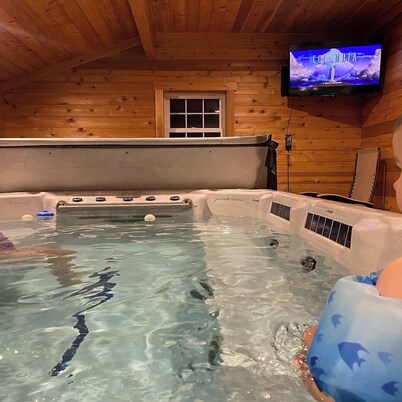 Cozy twin and full bed cabin complete with WiFi, fitness room in superb Aladdin
