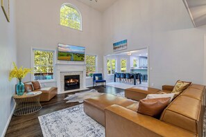 TV connectée, cheminée, baby-foot, table de tennis de table