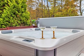 Outdoor spa tub - Movie Theater/Hot Tub/Game room/Pool/Firepit (Tobyhanna)