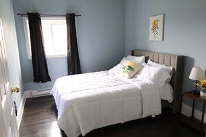 5 bedrooms, iron/ironing board, WiFi, bed sheets