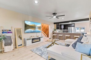 Smart TV, fireplace
