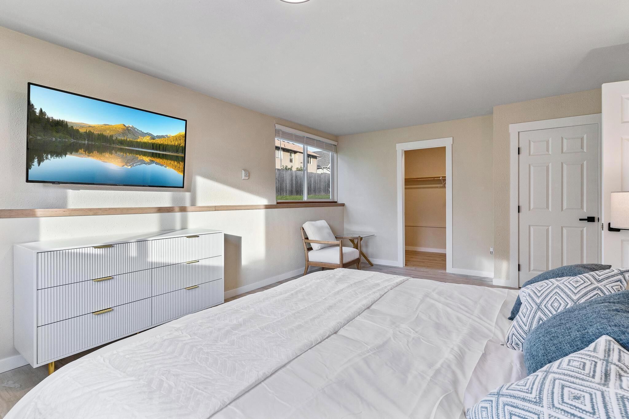 6 bedrooms, iron/ironing board, WiFi, bed sheets