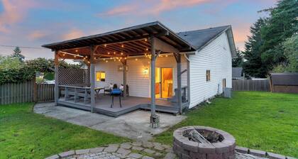 The NorthWest Vibes 6bd/3ba w/GameRoom Covered String Light Deck w/ BBQ&Firepit