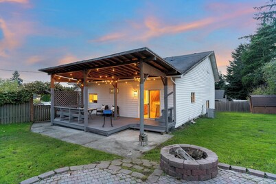 The NorthWest Vibes 6bd/3ba  w/GameRoom Covered String Light Deck w/ BBQ&Firepit