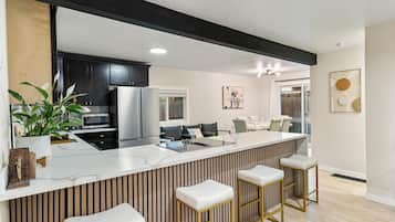 Kühlschrank, Mikrowelle, Herdplatte, Geschirrspüler