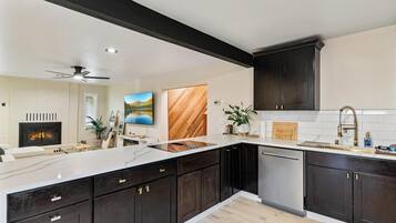 Kühlschrank, Mikrowelle, Herdplatte, Geschirrspüler