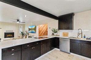 Kühlschrank, Mikrowelle, Herdplatte, Geschirrspüler