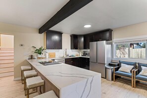 Fridge, microwave, stovetop, dishwasher