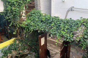 المنطقة المحيطة بالمنشأة