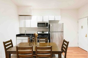 Réfrigérateur, four à micro-ondes, un four, surface de cuisson