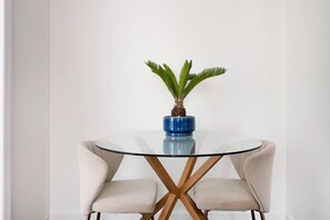 Dining - 2 Bedroom Gem in Financial (New York)