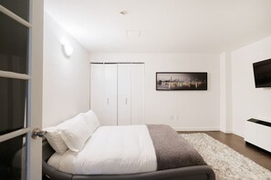 3 bedrooms, desk, iron/ironing board, travel cot - Spacious NYC Home Fast Elevators Gym access (New York)