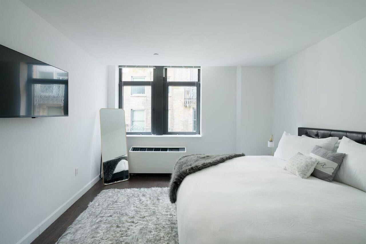 3 bedrooms, desk, iron/ironing board, travel crib