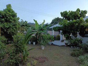 Property grounds - Charming 3-bedroom house with AC and WiFi in La Ceiba pet friendly home (La ceiba)