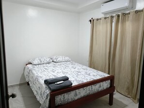 3 bedrooms, iron/ironing board, WiFi, bed sheets - Charming 3-bedroom house with AC and WiFi in La Ceiba pet friendly home (La ceiba)