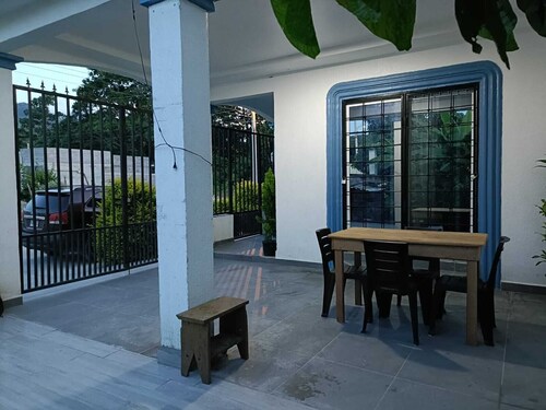 Charming 3-bedroom house with AC and WiFi in La Ceiba pet friendly home