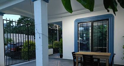 Charming 3-bedroom house with AC and WiFi in La Ceiba pet friendly home