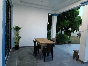Outdoor dining - Charming 3-bedroom house with AC and WiFi in La Ceiba pet friendly home (La ceiba)