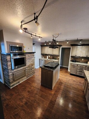 Réfrigérateur, micro-ondes, four, plaque de cuisson