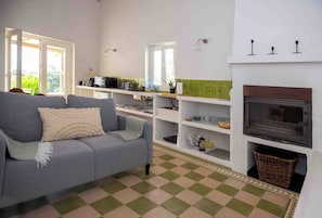 Smart TV, fireplace