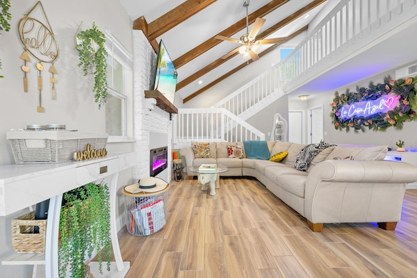 Smart TV, caminetto, tavolo da calcetto, libri