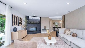 Televisión, chimenea, futbolito y oficina 