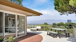 Outdoor dining - Starview Sanctuary (Los Angeles)